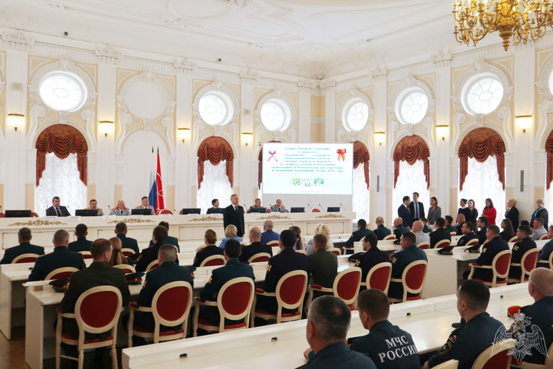 На торжественном собрании в Смольном военнослужащим ГУ Росгвардии торжественно вручили благодарности за охрану правопорядка 