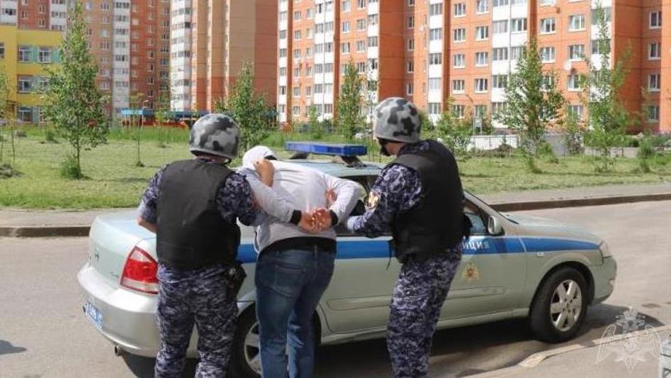 В Пушкине сотрудники вневедомственной охраны задержали мужчину, укравшего денежные средства у таксиста