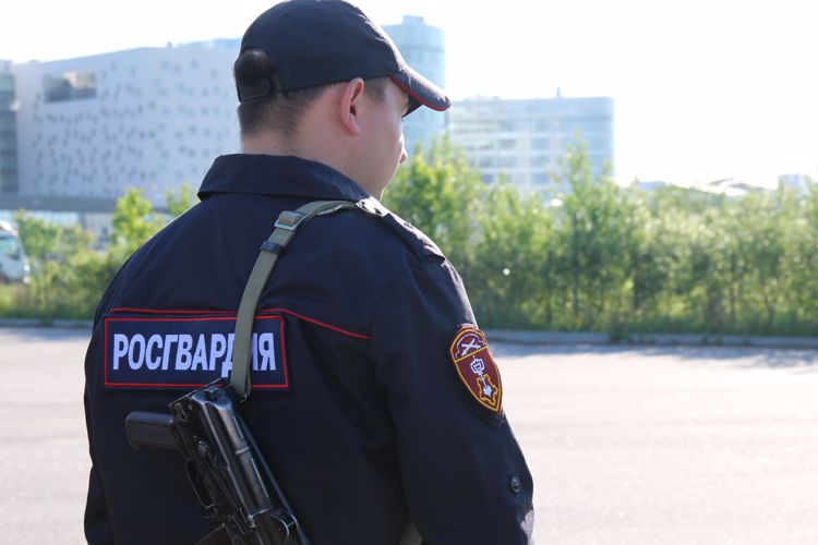 На книжной ярмарке в Невском районе сотрудники Росгвардии задержали женщину, похитившую коллекционные монеты 