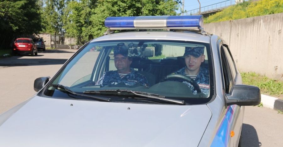 В Калининском районе наряд ОВО задержал двух мужчин, подозреваемых в угрозе убийством и нанесении ножевого ранения гражданину