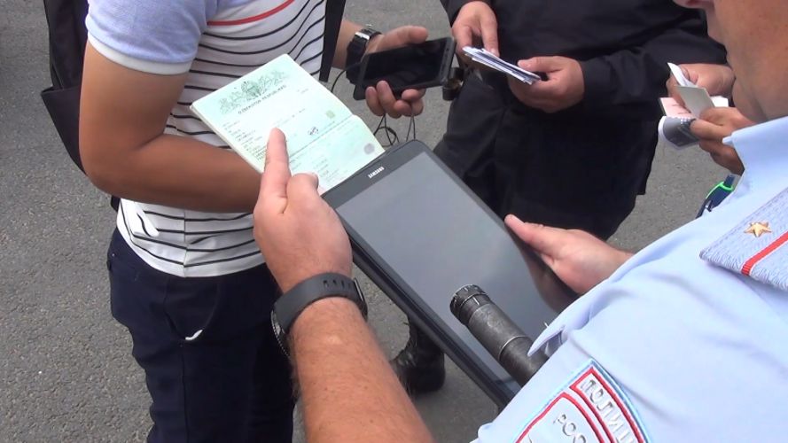 В Санкт-Петербурге сотрудники ОМОН оказали содействие полиции в проведении масштабного профилактического рейда