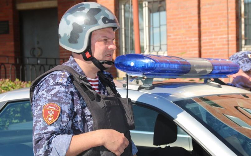В Петроградском районе наряд вневедомственной охраны задержал гражданина, который в одном из отелей избил девушку