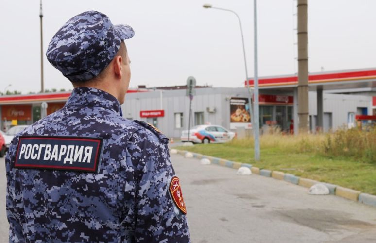 В Красногвардейском районе сотрудники Росгвардии задержали мужчину, пытавшегося расплатиться на АЗС украденной банковской картой