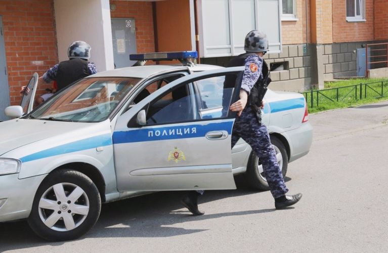 В Невском районе наряд ОВО задержал гражданку, повредившую установленные у дома вазоны и клумбы с цветами