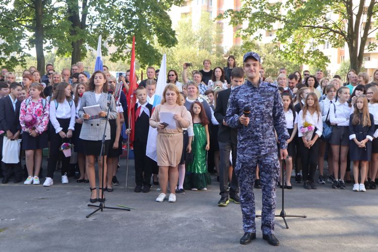 В День знаний сотрудники и военнослужащие Росгвардии стали гостями праздничного мероприятия в школе "Музыка" Фрунзенского района Санкт-Петербурга