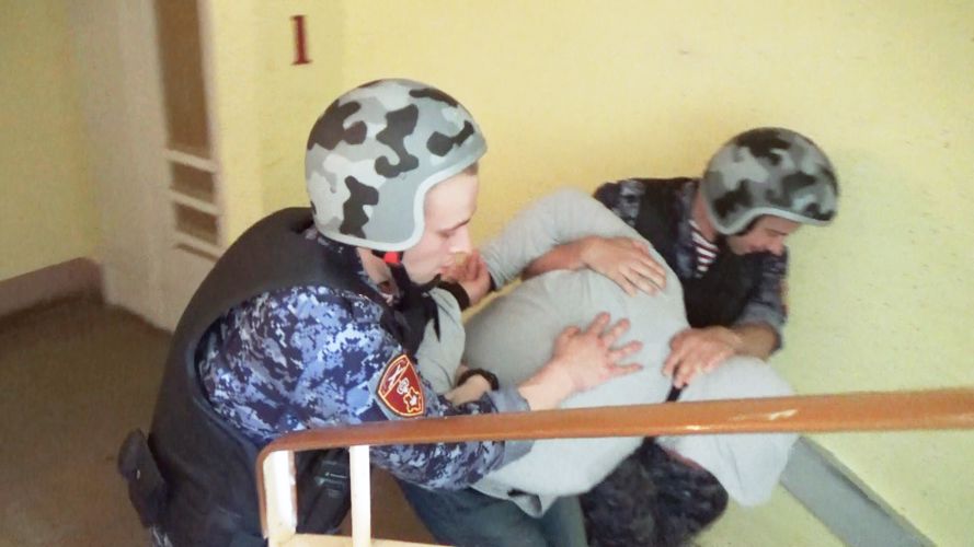 В Петергофе наряд вневедомственной охраны задержал мужчину, который ножом угрожал убийством своим знакомым