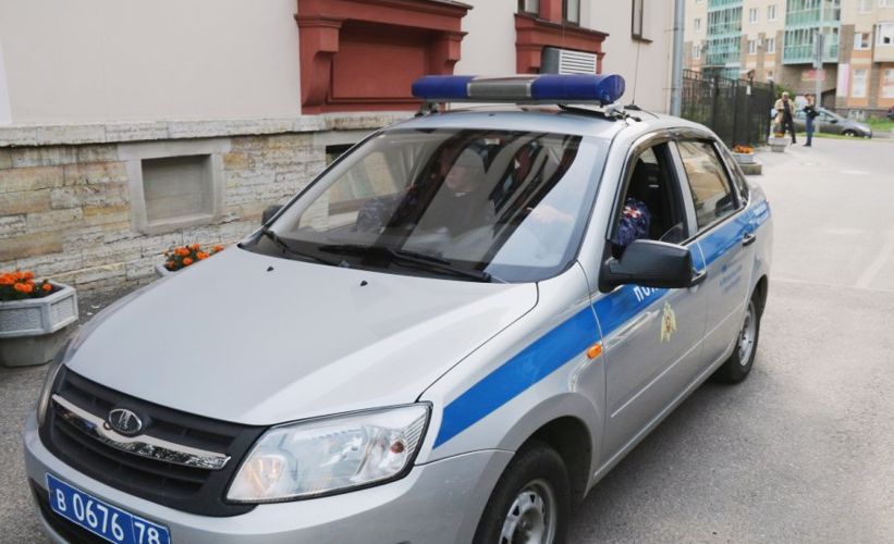 В двух районах Петербурга сотрудники вневедомственной охраны задержали хулиганов, повредивших припаркованные автомобили