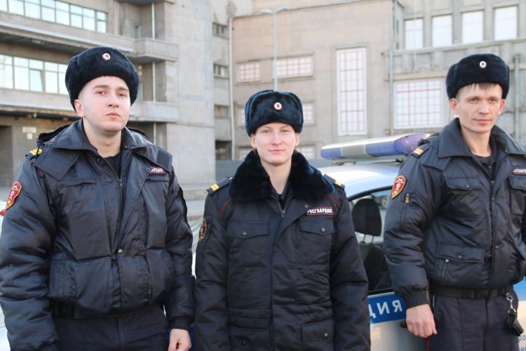 В Кировском районе сотрудники вневедомственной охраны спасли пенсионерку из горящей квартиры и организовали эвакуацию жильцов дома