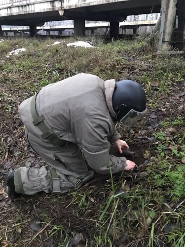Сотрудники транспортного ОМОНа обследовали немецкий снаряд времен войны, обнаруженный у ж/д станции «Горелово»