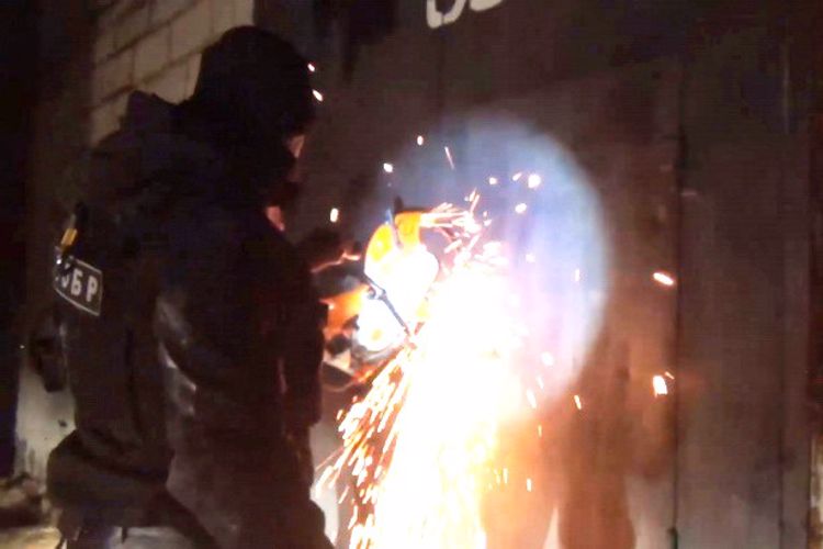 В Ленинградской области сотрудники СОБР «Гранит» оказали содействие полиции в пресечении деятельности крупного подпольного цеха по производству алкоголя