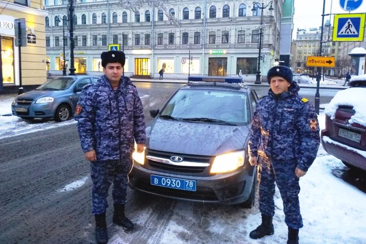 Сотрудники Росгвардии спасли мужчину из горящей квартиры и организовали эвакуацию жильцов дома на Невском проспекте