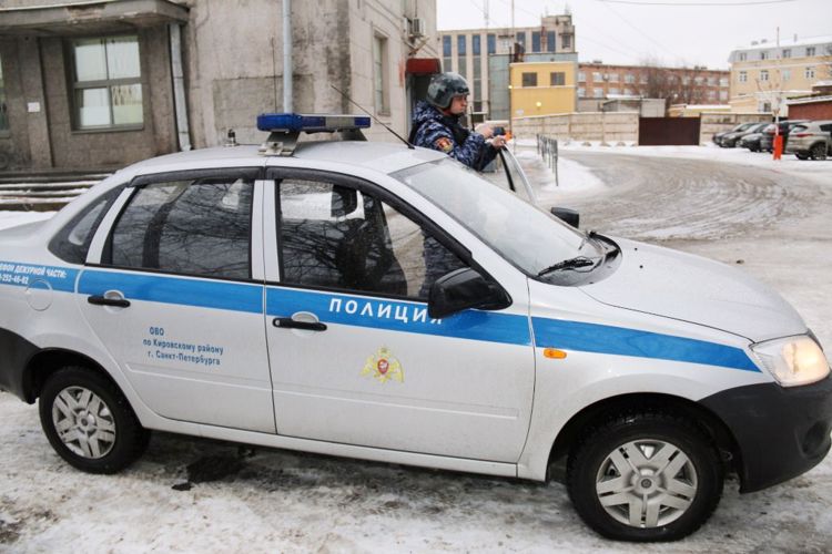 В Кировском районе сотрудники вневедомственной охраны задержали мужчину, избившего соседа по подъезду