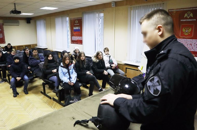 Учащиеся Охтинского колледжа посетили базу расположения транспортного ОМОНа