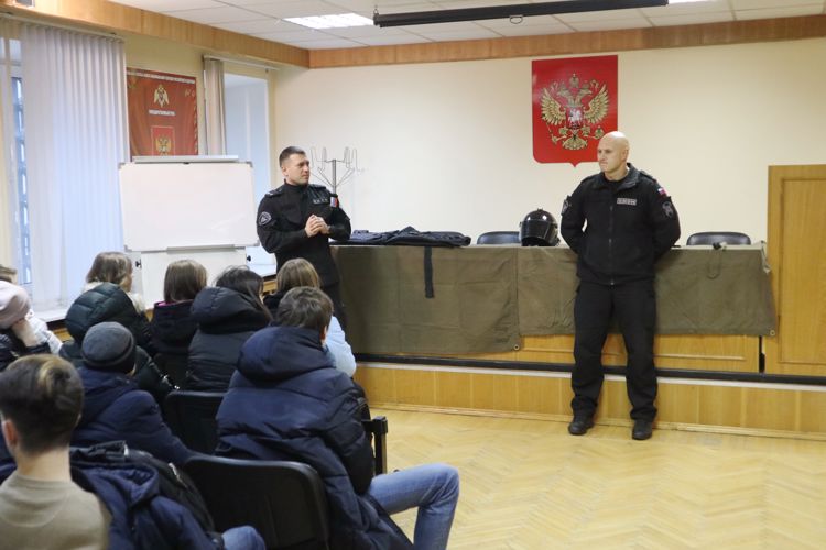 Учащиеся Охтинского колледжа посетили базу расположения транспортного ОМОНа