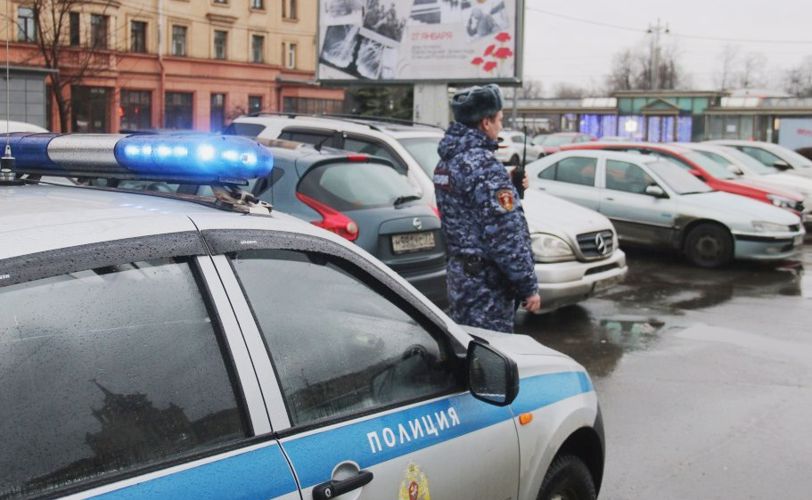 В Выборгском районе сотрудники вневедомственной охраны задержали гражданина, подозреваемого в краже из автомобиля