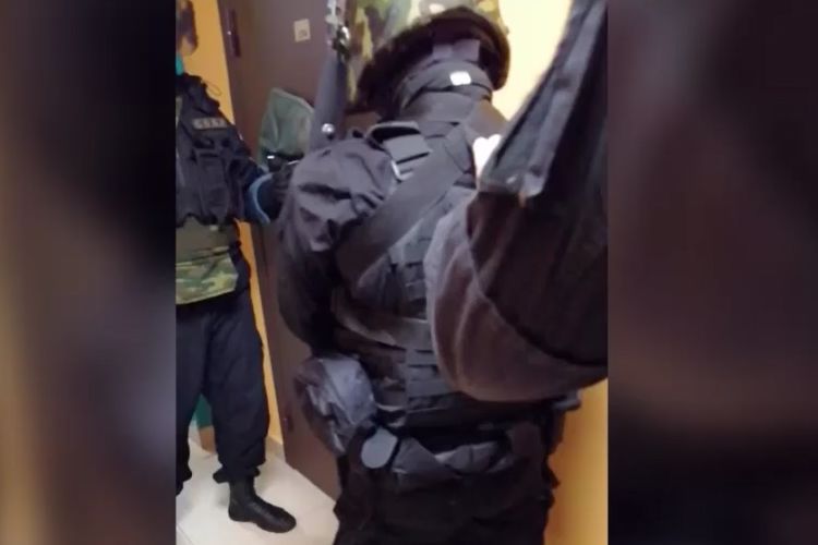 В Санкт-Петербурге сотрудники СОБР оказали содействие полиции в задержании лица, подозреваемого в незаконном обороте взрывчатых веществ