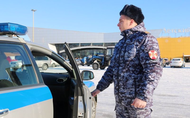 В двух районах Санкт-Петербурга сотрудники вневедомственной охраны задержали правонарушителей, похитивших товары из магазинов