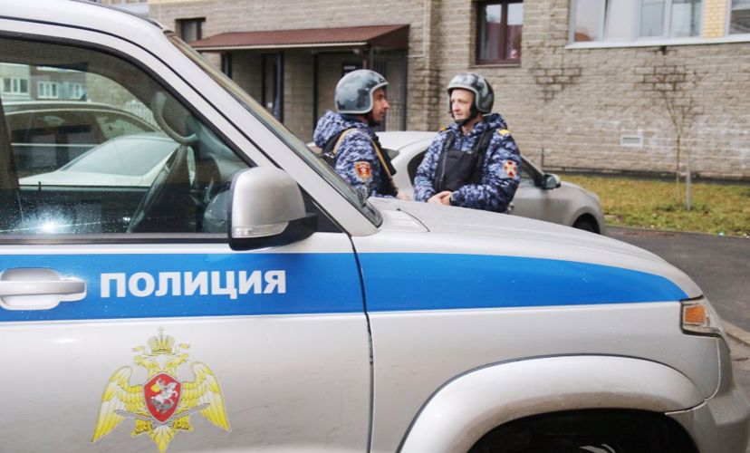 В Киришском районе сотрудники вневедомственной охраны задержали гражданина, который нанес телесные повреждения и ограбил знакомую