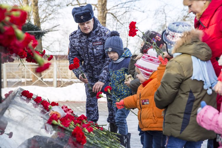 В Волхове сотрудники вневедомственной охраны вместе с юными подшефниками почтили память советских солдат, погибших в Афганистане 