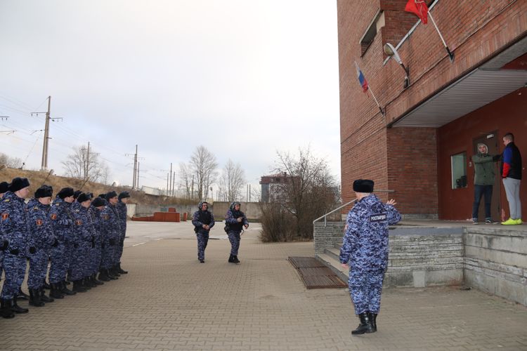 Для будущих сотрудников вневедомственной охраны, проходящих курс первоначальной профессиональной подготовки, проведены выездные занятия