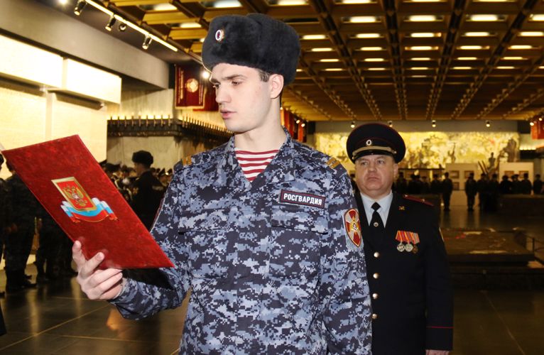 В музее Монумента героическим защитникам Ленинграда молодые сотрудники вневедомственной охраны торжественно приняли присягу