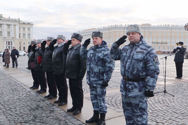 На Дворцовой площади прошел единый cмотр-развод сил и средств петербургской полиции и Росгвардии