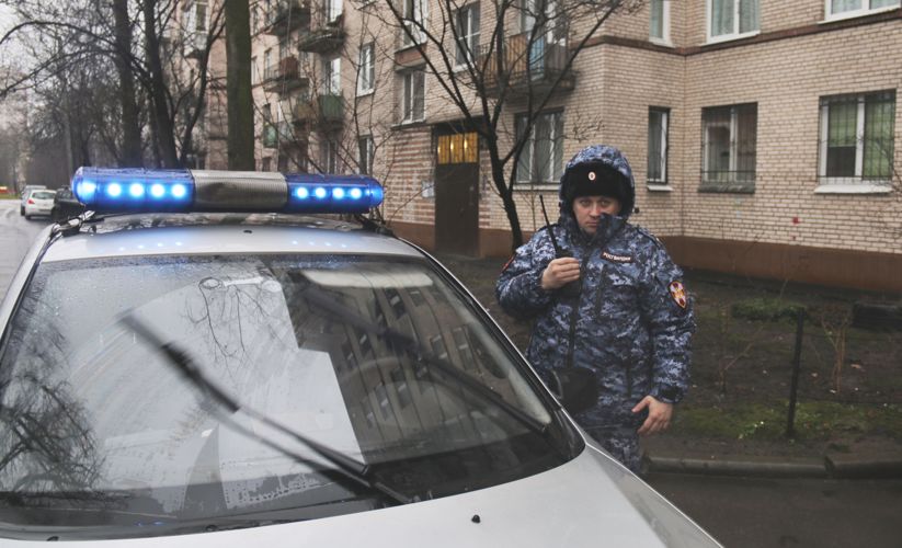 В городе Павловске сотрудники вневедомственной охраны задержали хулигана, сломавшего домофон в подъезде
