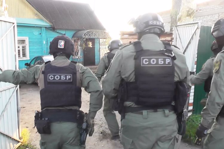 В Ленинградской области сотрудники СОБР Росгвардии оказали содействие полиции в задержании гражданке, подозреваемой в серии краж у пенсионеров