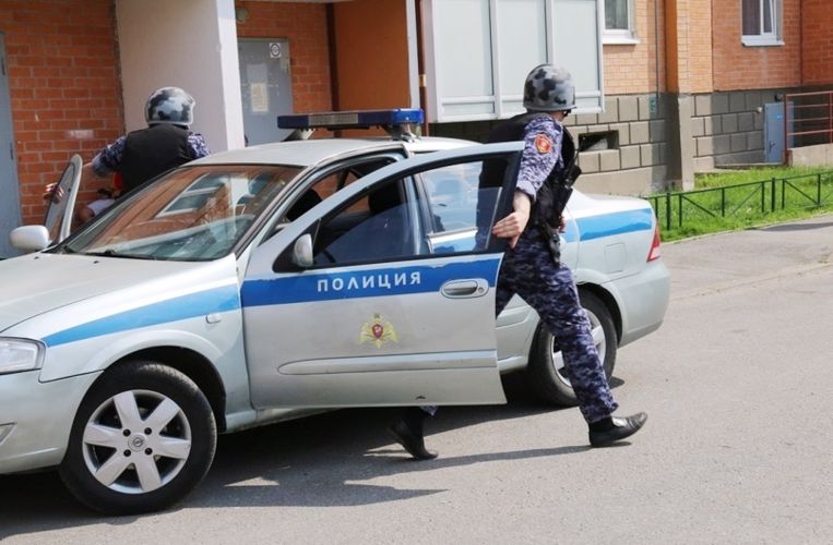 В Колпино сотрудники Росгвардии задержали гражданина, подозреваемого в том, что он топором и ножом угрожал женщине