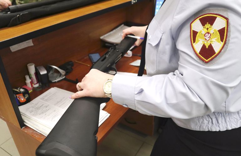 В Невском районе сотрудники Росгвардии пресекли попытку продлить лицензию на хранение и ношение оружия по поддельным документам