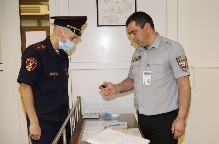 В преддверии нового учебного года сотрудники вневедомственной охраны проверяют системы безопасности школ Санкт-Петербурга и Ленинградской области