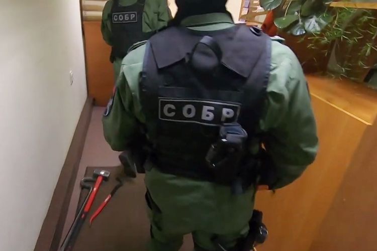 В Мурино сотрудники СОБР «Гранит» обеспечили проведение обысков по делу о противоправной деятельности управляющей компании