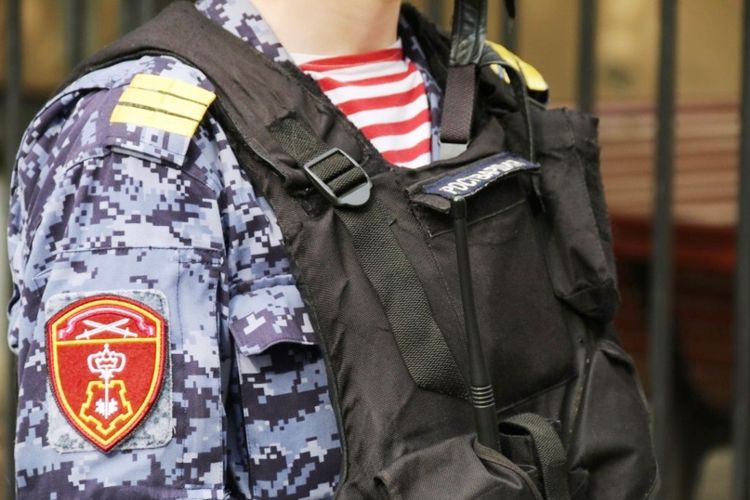 В Колпино сотрудники Росгвардии задержали правонарушителя, разбившего витрину кафе