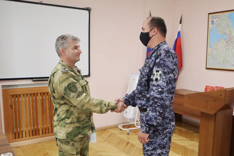 Сотрудники вневедомственной охраны Кингисеппского района Ленинградской области награждены нагрудными знаками «Отличник погранслужбы»