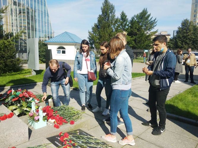 Стажеры и ветераны вневедомственной охраны почтили память жертв терроризма у памятника «Детям Беслана»