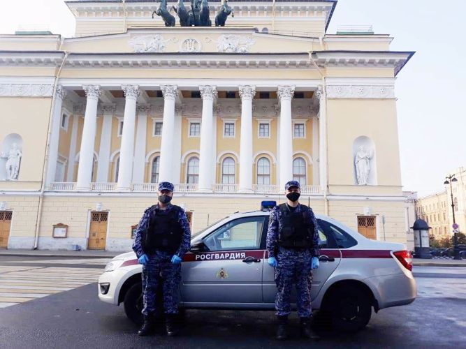 Сотрудники вневедомственной охраны Центрального района задержали гражданина, который проник на крышу Александринского театра