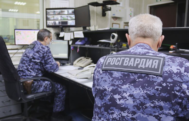 В Василеостровском районе наряд ОВО задержал злоумышленников, похитивших денежных средств у посетительницы магазина