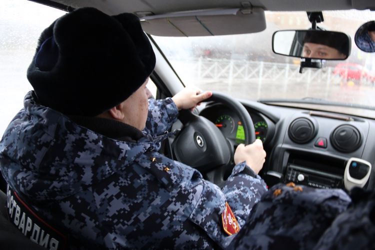 В Центральном районе сотрудники вневедомственной охраны задержали гражданина, повредившего имущество отеля и магазина