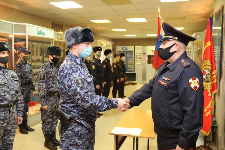 Молодые сотрудники вневедомственной охраны Московского и Адмиралтейского районов приняли присягу