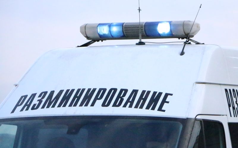 Взрывотехники ОМОН обследовали подозрительный предмет, обнаруженный на берегу реки Дудергофка 