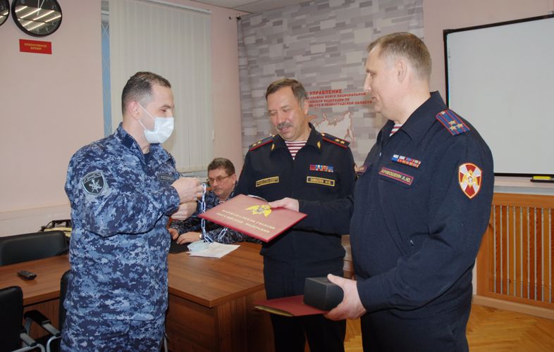 Начальник ГУ Росгвардии поблагодарил полковника полиции Александра Кривошеина за многолетнюю добросовестную службу