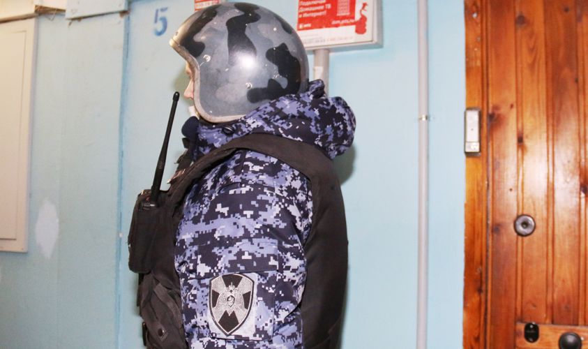 В Кировском районе сотрудники Росгвардии задержали нетрезвого гражданина, который нанес телесные повреждения жильцу дома