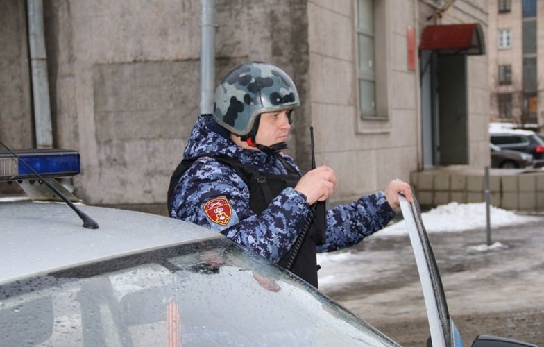 В Калининском районе сотрудники Росгвардии задержали гражданина, который ножом угрожал расправой другому мужчине