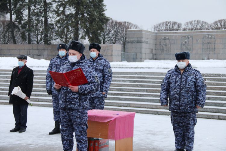 Молодые сотрудники вневедомственной охраны Калининского и Приморского районов приняли присягу