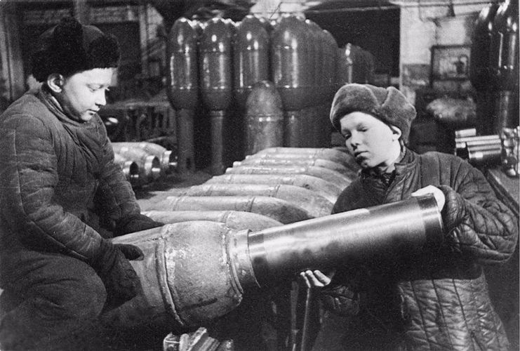 Акция #РосгвардияГид.  Памятник «Дети войны» в Калининском районе Санкт-Петербурга