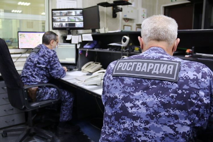 В Невском районе сотрудники Росгвардии задержали гражданина, который нанес телесные повреждения соседу по дому