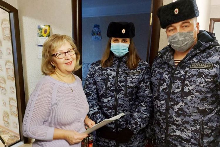 Офицеры отдела вневедомственной охраны по Красносельскому району посетили семью погибшего сотрудника