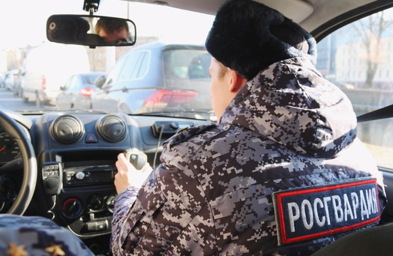 В Калининском районе наряд вневедомственной охраны задержал посетителя магазина, подозреваемого в замене штрих-кодов на товарах