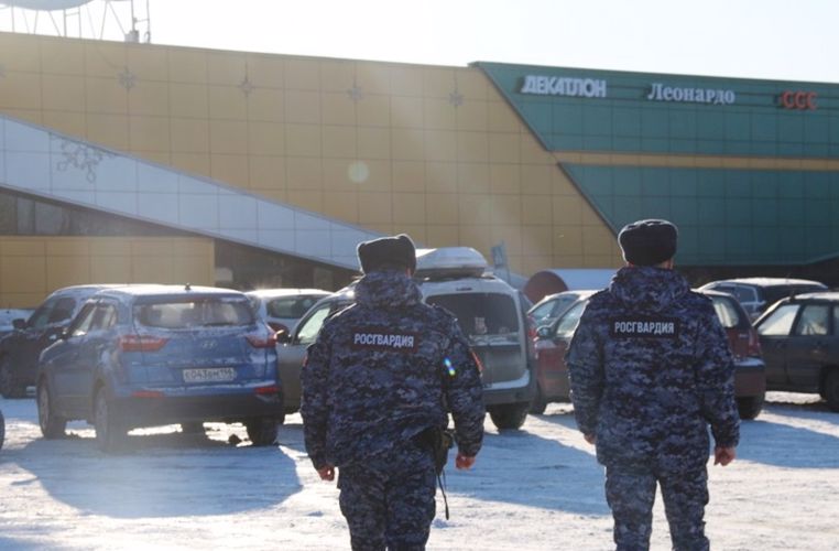 В Кингисеппе сотрудники вневедомственной охраны задержали вооруженного ножом злоумышленника