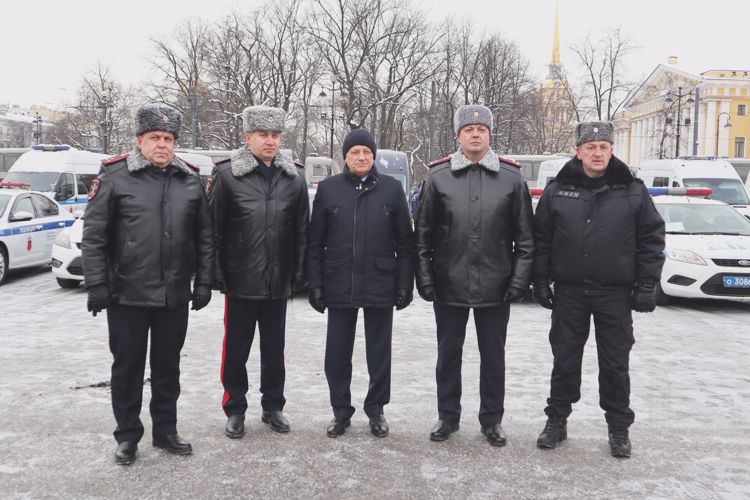 На Дворцовой площади сотрудники ОМОН приняли участие в построении сил и средств, участвующих в охране правопорядка
